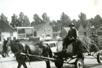 BR_TURFKADE_139 Gert van Gent met lading op een paard en wagen op weg richting de Boterstraat; ca. 1950