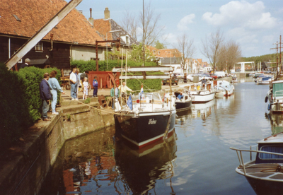 BR_TURFKADE_140 Bij Scheepswerf Delta van Van der Torren wordt de Walrus te water gelaten; ca. 1990