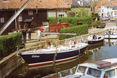 BR_TURFKADE_141 Bij Scheepswerf Delta van Van der Torren wordt de Walrus te water gelaten; ca. 1990
