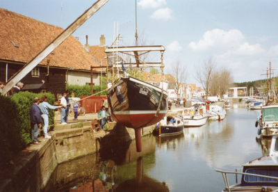 BR_TURFKADE_142 Bij Scheepswerf Delta van Van der Torren wordt de Walrus te water gelaten; ca. 1990