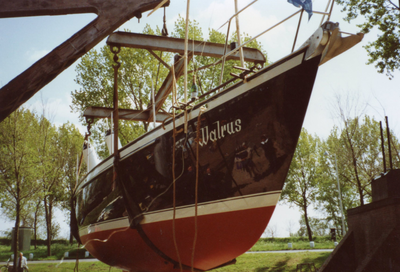 BR_TURFKADE_144 Bij Scheepswerf Delta van Van der Torren wordt de Walrus te water gelaten; ca. 1990
