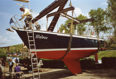 BR_TURFKADE_145 Bij Scheepswerf Delta van Van der Torren wordt de Walrus te water gelaten; ca. 1990