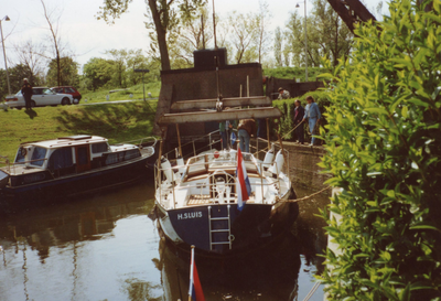 BR_TURFKADE_146 Bij Scheepswerf Delta van Van der Torren wordt de Walrus te water gelaten; ca. 1990