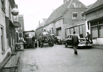 BR_VARKENSSTRAAT_002 Kijkje in de Varkensstraat, met een tractor; ca. 1960