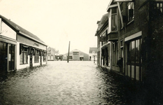 BR_VARKENSSTRAAT_003 De Varkensstraat is overstroomd door hoog water. Links in de deur: Jan en Cor Dedert, rechts ...