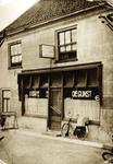 BR_VARKENSSTRAAT_004 Café De Gunst in de Varkensstraat; ca. 1950