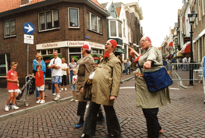 BR_VARKENSSTRAAT_005 Drie mannen spelen straattheater op de hoek van de Varkensstraat en de Nobelstraat; ca. 2007