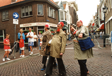 BR_VARKENSSTRAAT_005 Drie mannen spelen straattheater op de hoek van de Varkensstraat en de Nobelstraat; ca. 2007