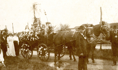 BR_VEERWEG_038 Een paard en wagen met bloemen versierd tijdens een onbekend evenement op het Havenhoofd; ca. 1910