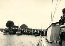 BR_VEERWEG_053 Drukte op het veerhoofd bij de aankomst van de veerboot; 1957