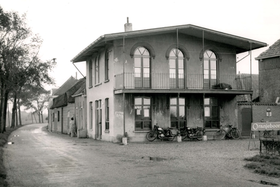 BR_VEERWEG_057 Het havenhoofd met het voormalige wachthuis, rechts het café 't Oude Veerhuis; 7 oktober 1955