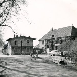 BR_VEERWEG_059 Het havenhoofd met het voormalige wachthuis, rechts het café 't Oude Veerhuis; ca. 1970