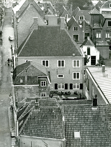 BR_VENKELSTRAAT_007 Kijkje vanaf de St. Catharijnekerk op de Waag; juni 1961