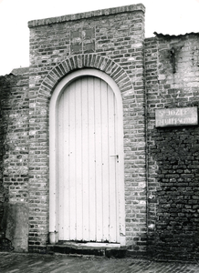 BR_VENKELSTRAAT_075 Poort achter de R.K. kerk, de voormalige kleuterschool; april 1961