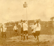 BR_VERENIGINGEN_BRINIO_033 Wedstrijd van Gymnastiekvereniging Brinio op het sportveld aan de Welleweg; 1922