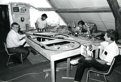 BR_VERENIGINGEN_MODELBOUW_001 Leden van de modelbouw Voorne organiseren een expositie; 8 maart 1984
