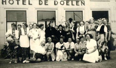 BR_VERENIGINGEN_NVVH_001 De Brielse leden van de Nederlandse Vereniging van huisvrouwen die voor de Gewestelijke Dag ...