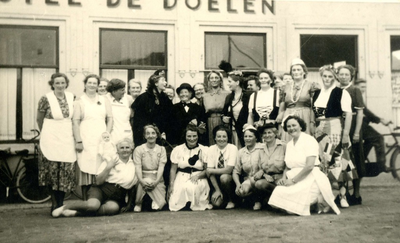 BR_VERENIGINGEN_NVVH_002 De Brielse leden van de Nederlandse Vereniging van huisvrouwen die voor de Gewestelijke Dag ...