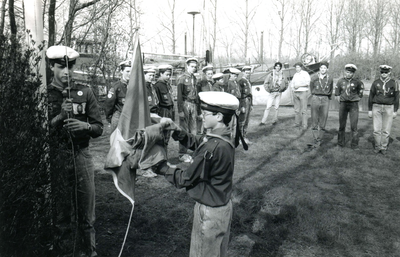 BR_VERENIGINGEN_PADVINDERS_012 Brielse scouts tijdens de openingsceremonie bij het clubhuis langs het Brielse Meer; ca. 1990