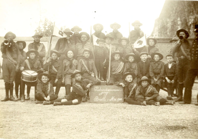 BR_VERENIGINGEN_PADVINDERS_020 Groepsfoto van de leden van de Brielse padvinderij; 1 mei 1912