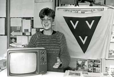 BR_VERENIGINGEN_VVV_006 Het VVV van Brielle maakt pr voor de Avonddriedaagse via de tv; ca. 1985