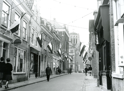 BR_VISCHSTRAAT_040 Kijkje op de Vischstraat, richting de Markt en de Catharijnekerk; 1 mei 1961