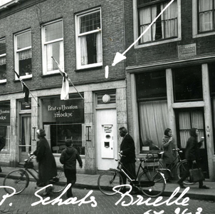 BR_VOORSTRAAT_013 Patat en IJssalon 't Hoekje op de hoek van de Voorstraat en Koopmanstraat; 1967