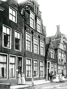 BR_VOORSTRAAT_053 Historische panden langs de Voorstraat; ca. 1920