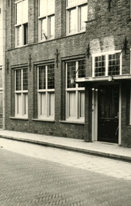 BR_VOORSTRAAT_054 De apotheek van A. Sonnega, gevestigd in historische panden langs de Voorstraat; 1965