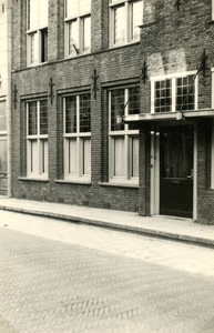 BR_VOORSTRAAT_055 De apotheek van A. Sonnega, gevestigd in historische panden langs de Voorstraat; 1965