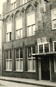 BR_VOORSTRAAT_056 De apotheek van A. Sonnega, gevestigd in historische panden langs de Voorstraat; 1965