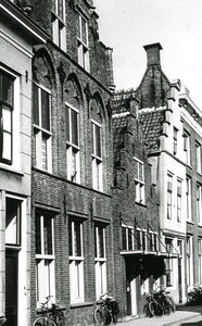BR_VOORSTRAAT_057 De apotheek van A. Sonnega, gevestigd in historische panden langs de Voorstraat; ca. 1965