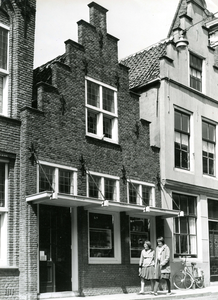 BR_VOORSTRAAT_058 De apotheek van A. Sonnega, gevestigd in historische panden langs de Voorstraat; ca. 1965