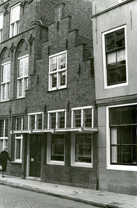 BR_VOORSTRAAT_059 De apotheek van A. Sonnega, gevestigd in historische panden langs de Voorstraat; April 1961