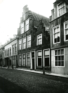 BR_VOORSTRAAT_060 De apotheek van A. Sonnega, gevestigd in historische panden langs de Voorstraat; ca. 1930