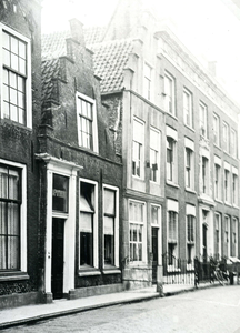 BR_VOORSTRAAT_064 Historische panden langs de Voorstraat. Apotheker Sonnega en het Kantongerecht; ca. 1920