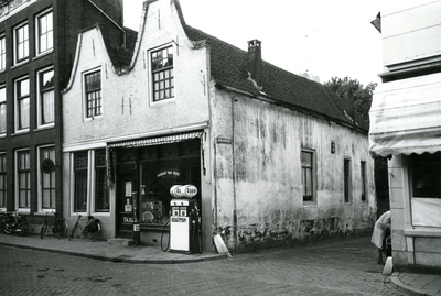 BR_VOORSTRAAT_078 Garage Ter Veer met een benzinepomp voor de deur; 1961