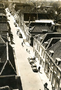 BR_VOORSTRAAT_143 Kijkje in de Voorstraat, gezien vanaf de toren van de St. Jacobskerk; ca. 1965