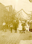 BR_VOORSTRAAT_178 De straat voor het postkantoor is feestelijk versierd met vlaggen en lampionnen; 1 april 1922