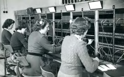 BR_VOORSTRAAT_181 De telefoondienst in het postkantoor van Brielle, dames zitten achter de posten; April 1951
