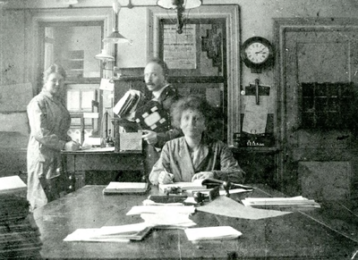 BR_VOORSTRAAT_186 Personeel van het postkantoor langs de Voorstraat; ca. 1921