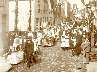 BR_VOORSTRAAT_201 Historische of allegorische optocht door de Voorstraat tijdens een onbekend evenement; ca. 1910