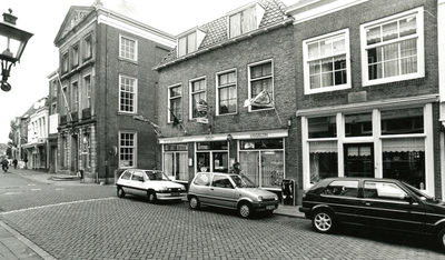 BR_VOORSTRAAT_242 Patat en IJssalon 't Hoekje op de hoek van de Voorstraat en Koopmanstraat. Links het stadhuis, rechts ...