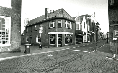 BR_VOORSTRAAT_248 Cafetaria en IJssalon op de hoek van de Queenboroughstraat en Nobelstraat; 27 oktober 1994