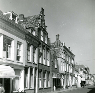 BR_VOORSTRAAT_253 De apotheek van A. Sonnega, gevestigd in historische panden langs de Voorstraat; 27 september 1961