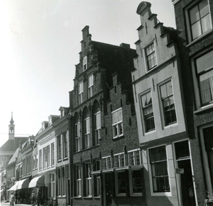 BR_VOORSTRAAT_254 De apotheek van A. Sonnega, gevestigd in historische panden langs de Voorstraat; 27 september 1961