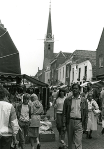 BR_VOORSTRAAT_257 Braderie in de Voorstraat; op de achtergrond de Jacobskerk; 8 april 1984
