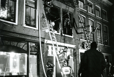 BR_VOORSTRAAT_259 De brandweer blust een brand in een pand langs de Voorstraat; 14 januari 1984
