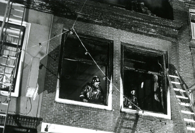 BR_VOORSTRAAT_260 De brandweer blust een brand in een pand langs de Voorstraat; 14 januari 1984