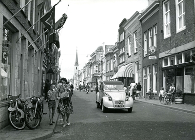 BR_VOORSTRAAT_304 Kijkje in de Voorstraat vanaf de Markt. Links de Patat en IJssalon 't Hoekje, rechts hotel De Zalm; ...